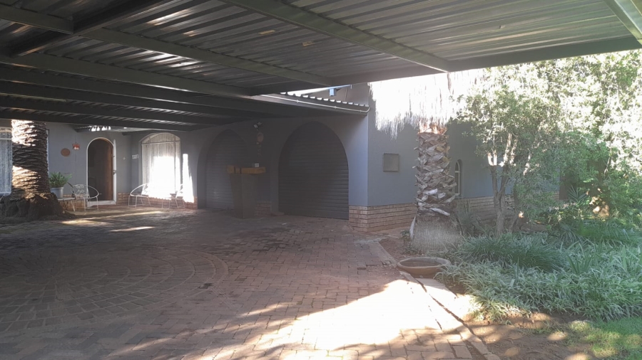 To Let 4 Bedroom Property for Rent in La Hoff North West